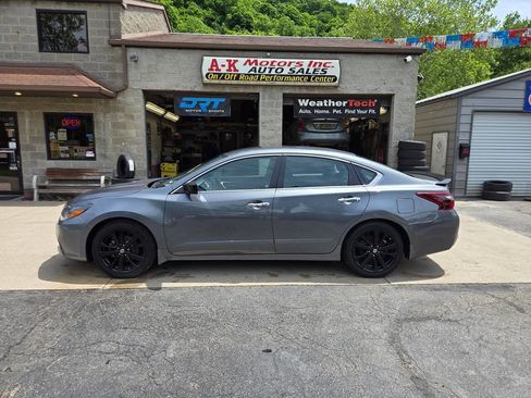 Used 2017 Nissan Altima 2.5 SR w/ Midnight Edition Package FWD image 4