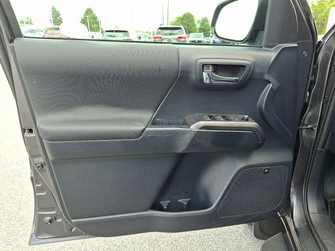 Used 2018 Toyota Tacoma TRD Sport AWD/4WD image 13