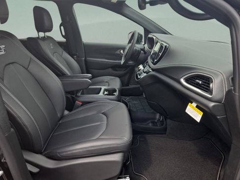 New 2026 Chrysler Pacifica Select FWD image 32