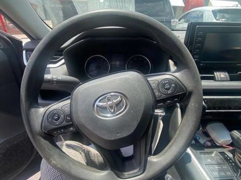 Used 2021 Toyota RAV4 LE AWD/4WD image 2