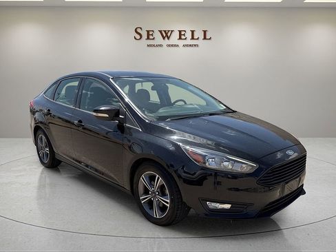 Used 2018 Ford Focus SE w/ SE Appearance Package image 7