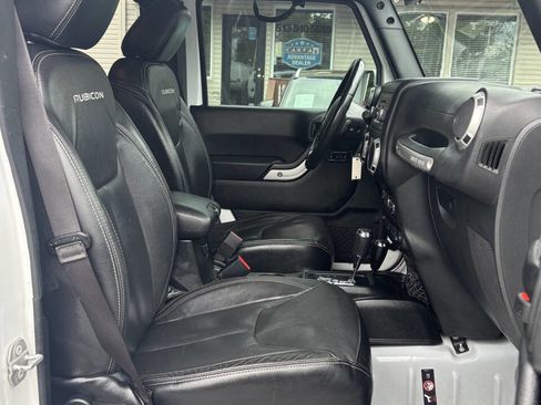 Used 2017 Jeep Wrangler Unlimited Rubicon w/ Connectivity Group AWD/4WD image 18