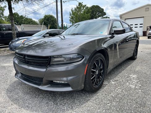 Used 2017 Dodge Charger SXT RWD image 3