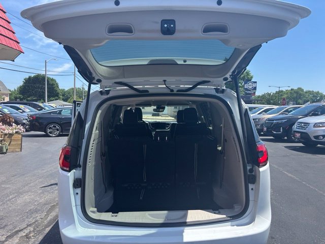 Used 2022 Chrysler Pacifica Touring-L FWD image 18