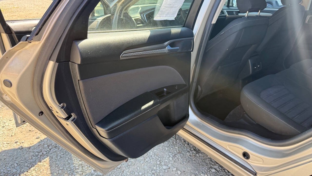 Used 2017 Ford Fusion SE w/ Fusion SE Technology Package FWD image 11