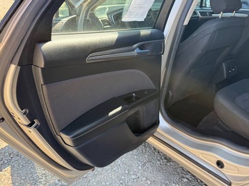 Used 2017 Ford Fusion SE w/ Fusion SE Technology Package FWD image 11