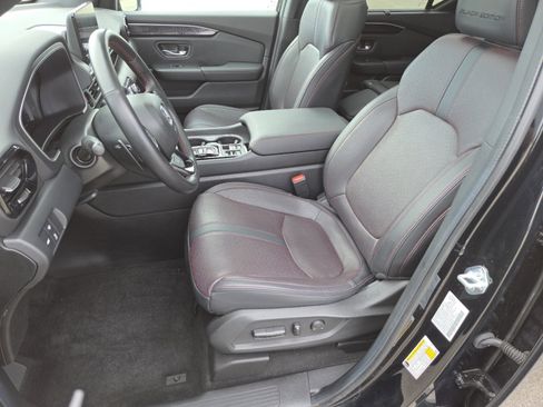 Used 2025 Honda Pilot Black Edition image 29