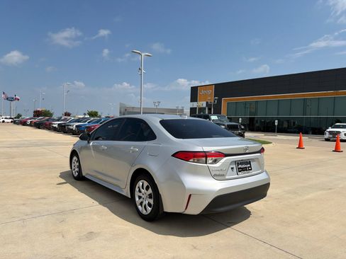 Used 2025 Toyota Corolla LE FWD image 3