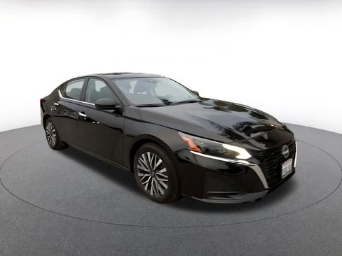 Used 2025 Nissan Altima 2.5 SV image 3