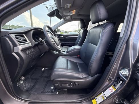 Used 2019 Toyota Highlander XLE AWD/4WD image 13