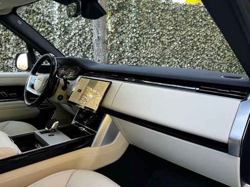 New 2025 Land Rover Range Rover SE image 23