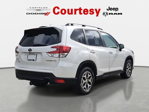 Used 2022 Subaru Forester Premium AWD/4WD image 3