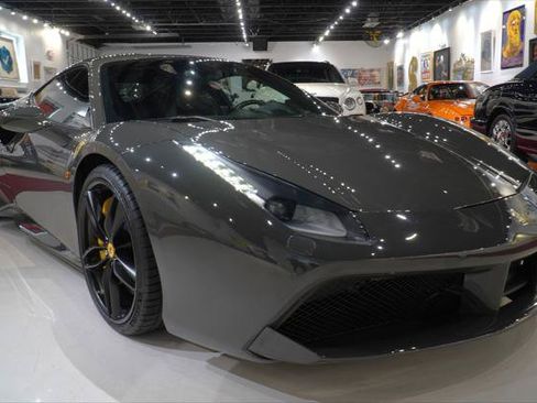 Used 2018 Ferrari 488 GTB RWD image 8