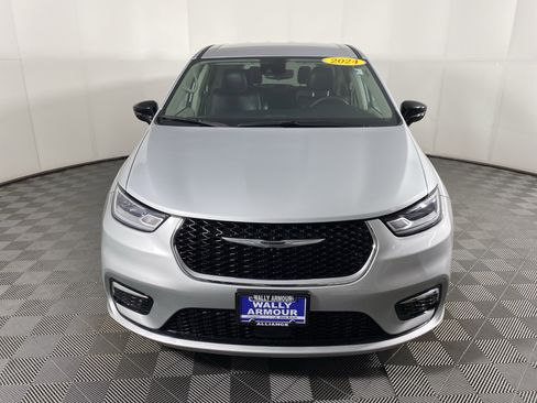 Used 2024 Chrysler Pacifica Touring-L image 11