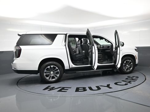 Used 2025 Chevrolet Suburban LT w/ Comfort Package AWD/4WD image 24