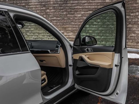 Used 2021 BMW X5 xDrive40i w/ Executive Package image 15