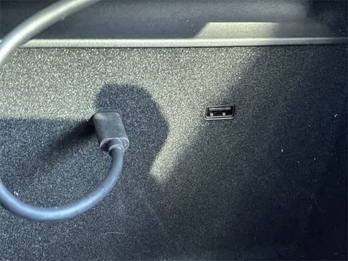 Used 2021 Tesla Model Y Long Range image 33