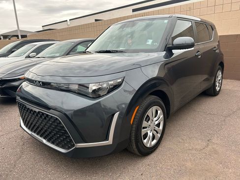 Used 2025 Kia Soul LX image 3