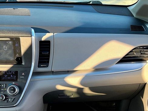 Used 2017 Toyota Sienna LE image 27