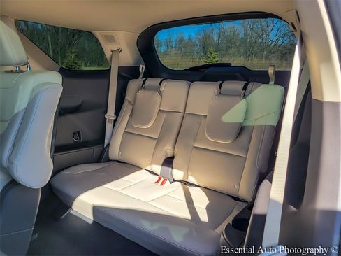 Used 2022 Ford Explorer Platinum image 12