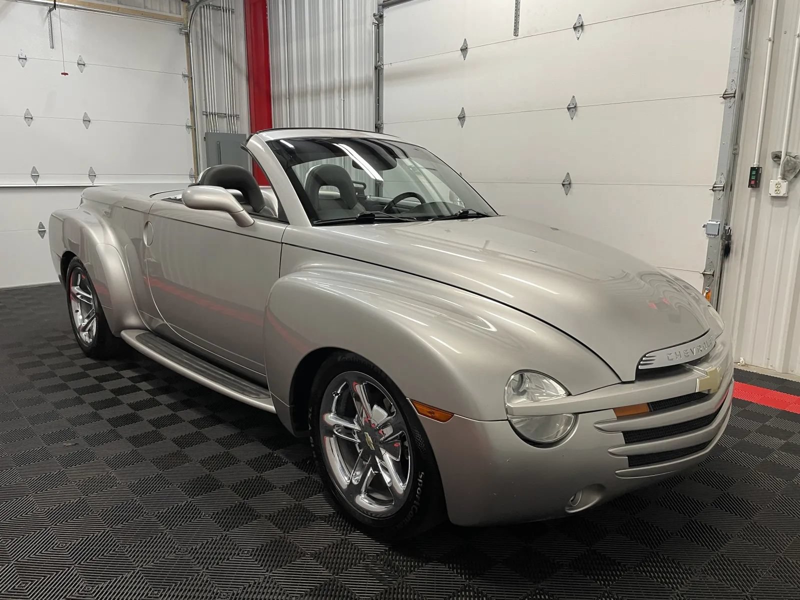 Used 2005 Chevrolet SSR w/ Preferred Equipment Group RWD image 4