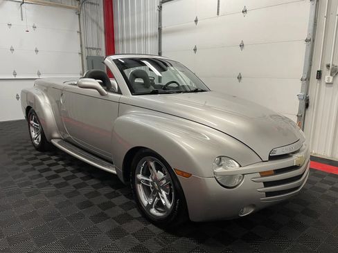 Used 2005 Chevrolet SSR w/ Preferred Equipment Group RWD image 4