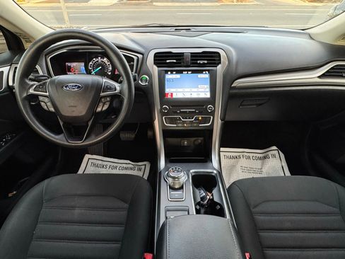 Used 2017 Ford Fusion SE w/ Fusion SE Technology Package image 19