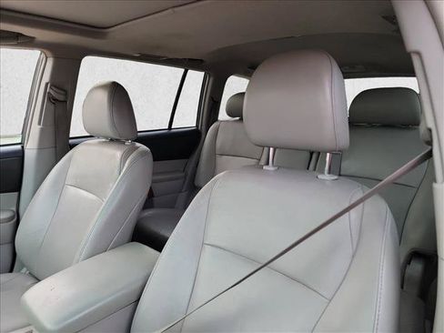 Used 2011 Toyota Highlander Limited w/ Tow Pkg FWD image 10