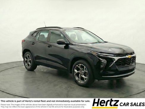Used 2025 Chevrolet Trax LT FWD image 1