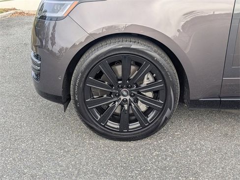 Used 2025 Land Rover Range Rover SE image 10