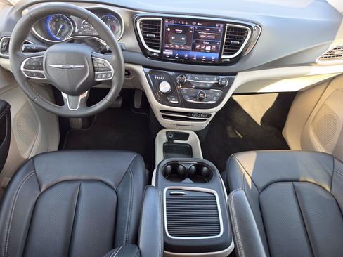 Used 2024 Chrysler Pacifica Touring-L FWD image 5
