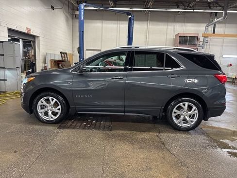 Used 2019 Chevrolet Equinox LT w/ Sun & Navigation Package AWD/4WD image 3