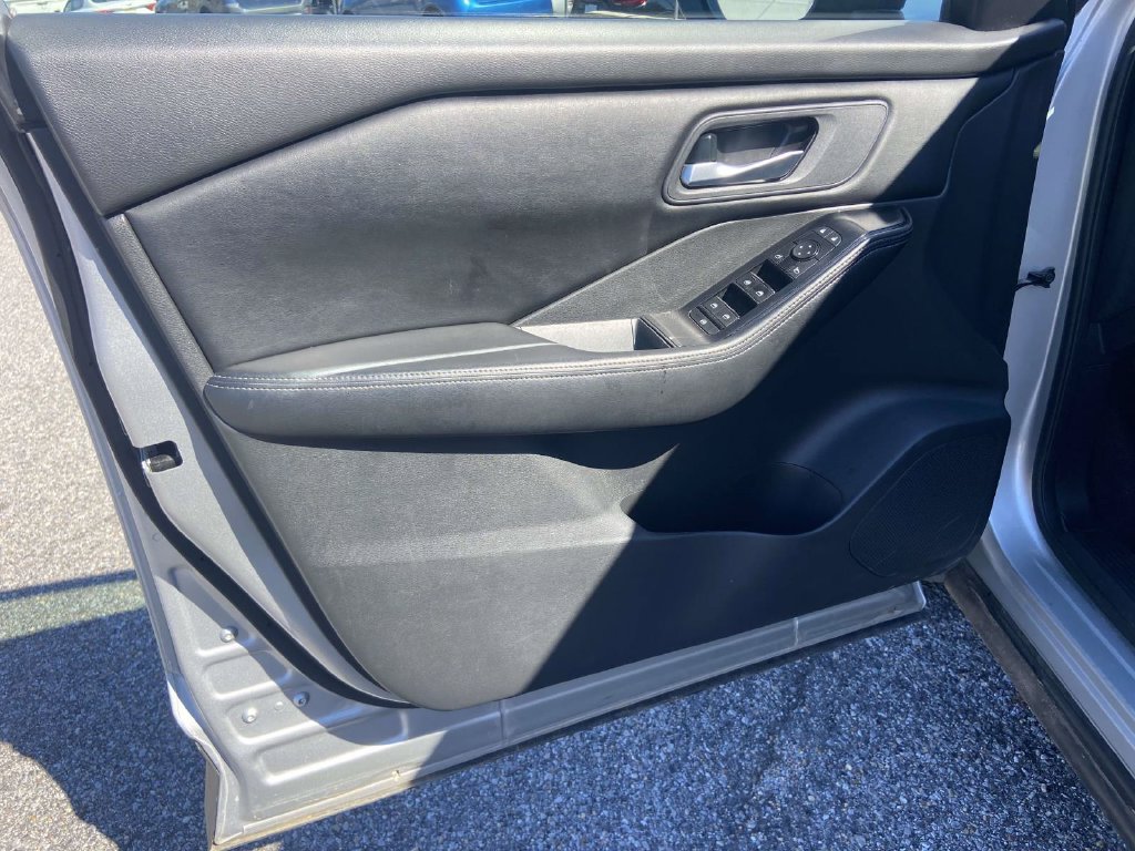 Used 2025 Nissan Rogue SV AWD/4WD image 12