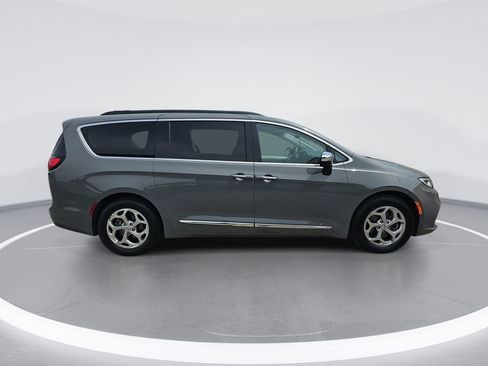 Used 2023 Chrysler Pacifica Limited FWD image 2