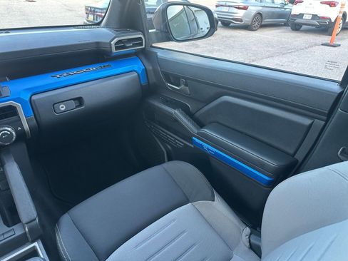 Used 2025 Toyota Tacoma TRD Off-Road image 33