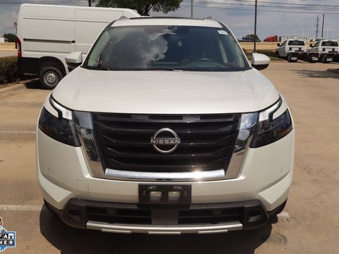 Used 2025 Nissan Pathfinder Platinum FWD image 9