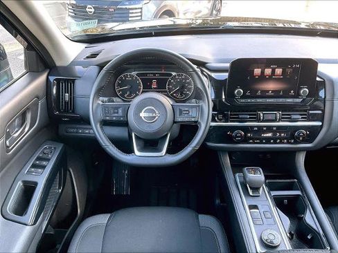 Certified 2025 Nissan Pathfinder SV image 18