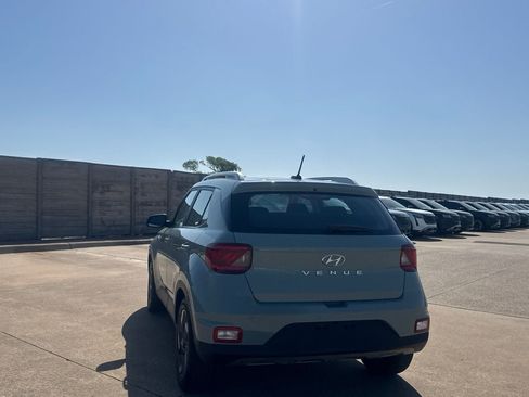 Used 2025 Hyundai Venue SEL FWD image 16
