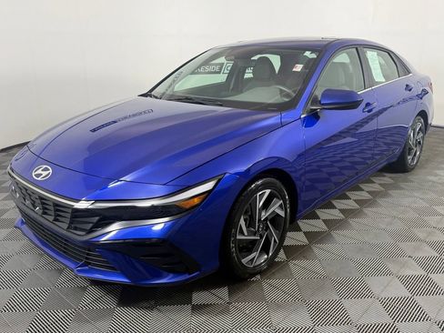 Used 2025 Hyundai Elantra SEL FWD image 2