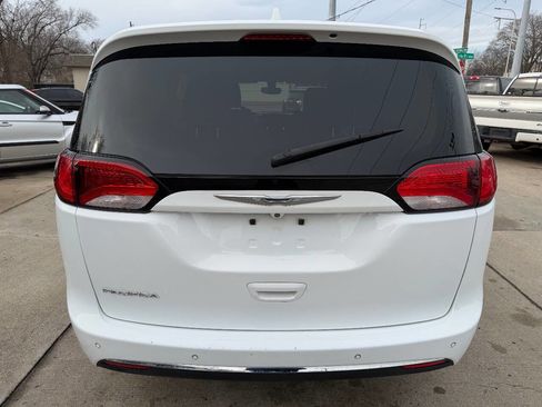 Used 2018 Chrysler Pacifica Touring-L image 6