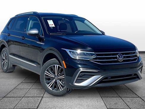 Used 2024 Volkswagen Tiguan SE image 2