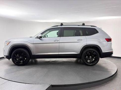 Used 2023 Volkswagen Atlas SE w/ Black Wheel Package FWD image 3