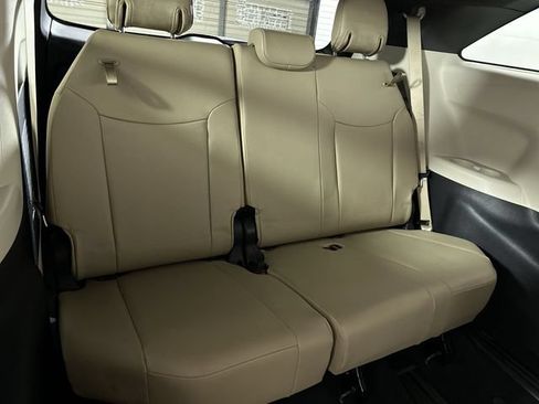 Used 2024 Toyota Sienna XLE AWD/4WD image 28