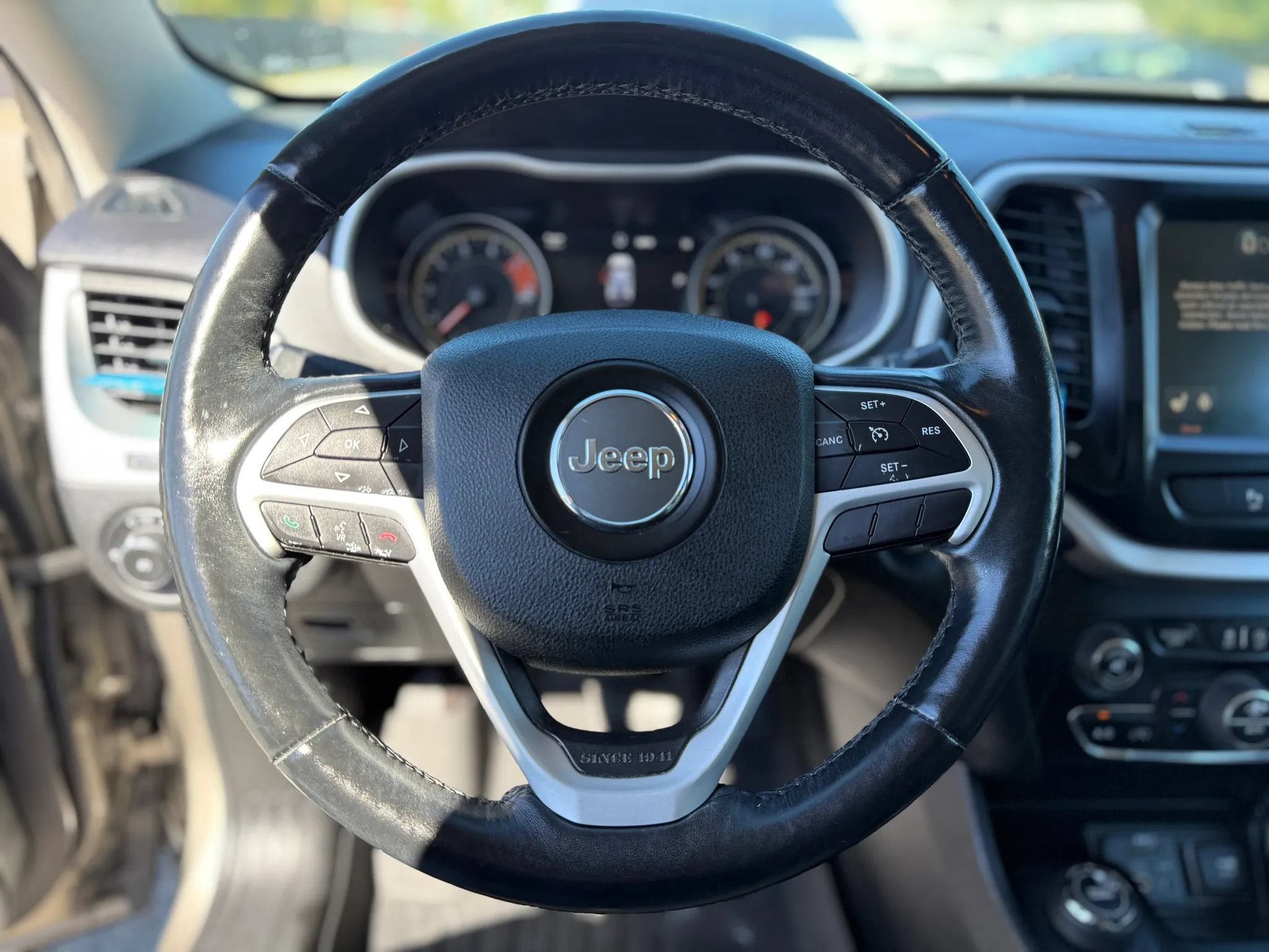 Used 2017 Jeep Cherokee Limited AWD/4WD image 25