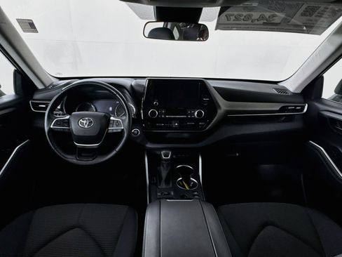 Used 2023 Toyota Highlander LE AWD/4WD image 23