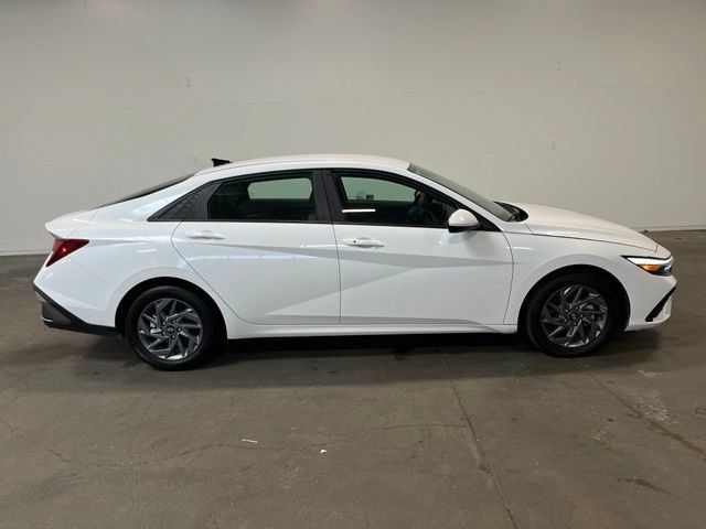 Used 2024 Hyundai Elantra SEL FWD image 2