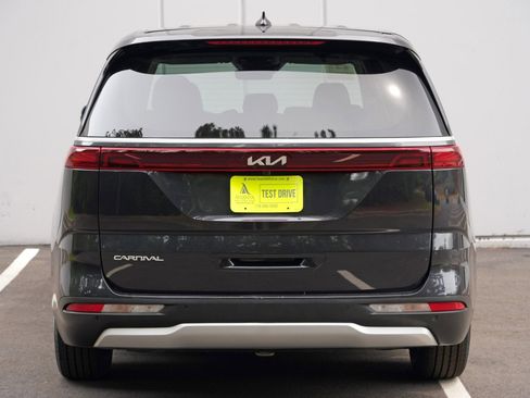 Used 2023 Kia Carnival LX FWD image 45