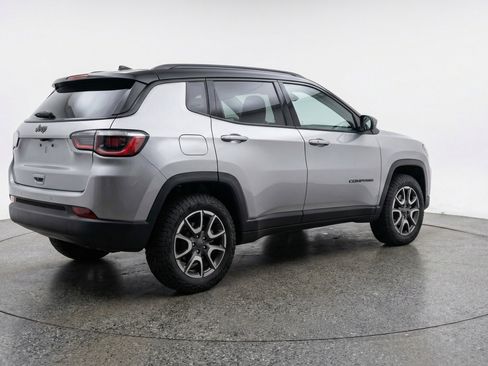 Used 2025 Jeep Compass Trailhawk AWD/4WD image 9