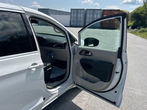 Used 2024 Chrysler Pacifica Touring-L FWD image 41