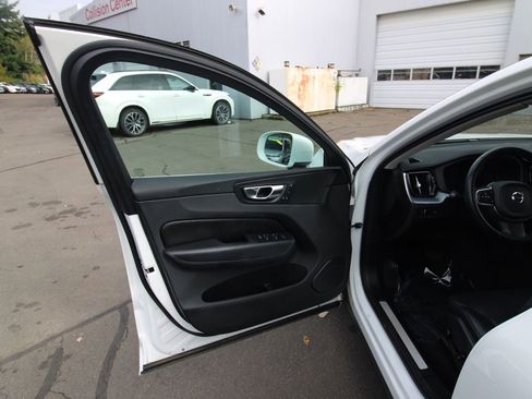 Used 2020 Volvo XC60 T5 Momentum image 9